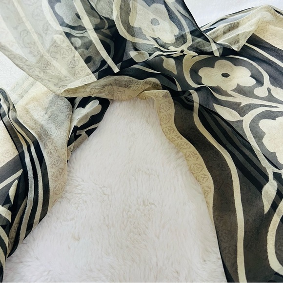 Giorgio Armani Le Collezioni  Silk Scarf. - Picture 6 of 12